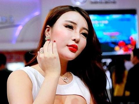 明知靓丽惹火的车模作用不大，商家的车展为什么还少不了车模