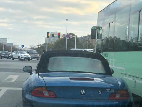 南通工农路实拍罕见车型——宝马Z3，全江苏也没几部！