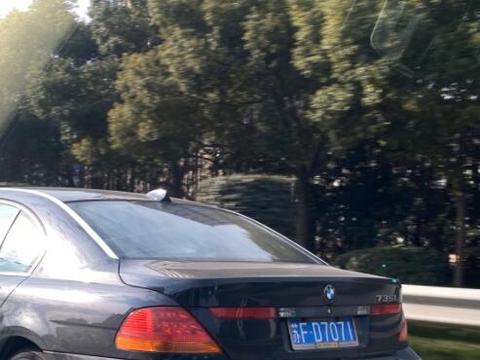 南通海安市街头实拍老款宝马735Li，车龄超10年但仍旧拉风！