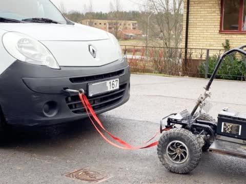 牛人改造的电动车，一台小汽车都拉得动，这动力真不小！