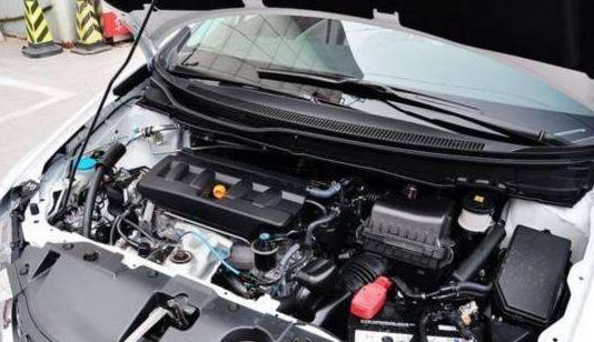 5000公里一换机油的人被坑了多少钱？机油多久换一次才不伤车？