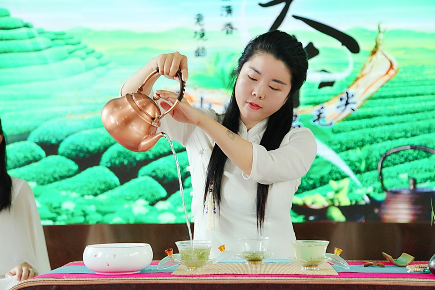 中国名茶，亩产三斤需要24万颗嫩芽，卖多少你觉得最合适