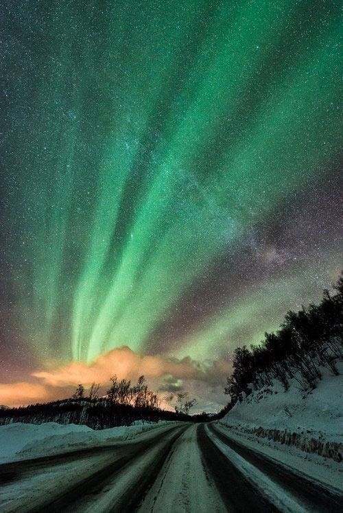 纤云弄巧,飞星传恨,银汉迢迢暗渡。金风玉露一