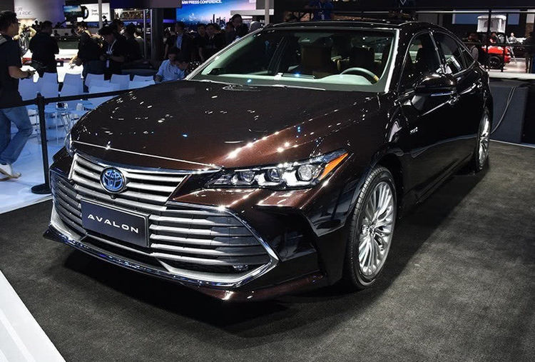 真正有钱不买BBA，丰田混动豪车，26万，宝马都要哭了