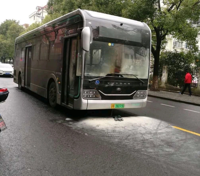 上海发生疑似纯电动公交自燃事件