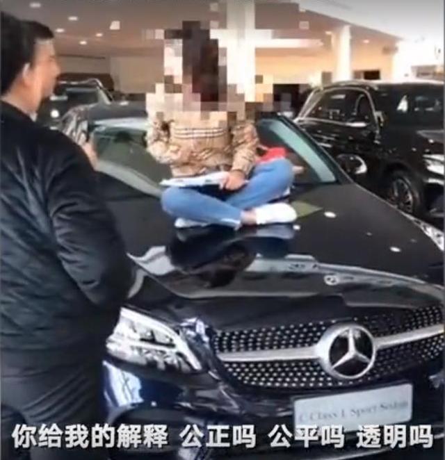 兰州再现女车主，在利星行4S店坐引擎盖维权！这波操作如此雷同！