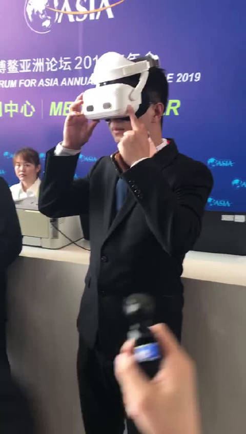 年会现场体验一把5G+4K+VR高清直播。戴上VR眼镜后