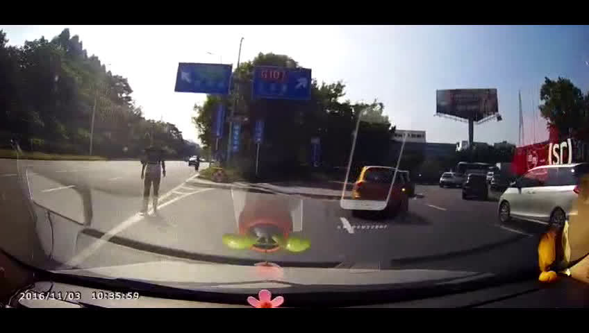 suv违章变道，撞上电动车发生惨烈车祸