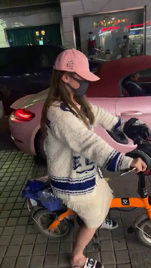 跑车只有两坐，闺蜜只能骑车回去，哈哈