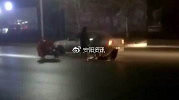 嘭！铁西万和城附近发生交通事故，一汽车撞倒电动车！