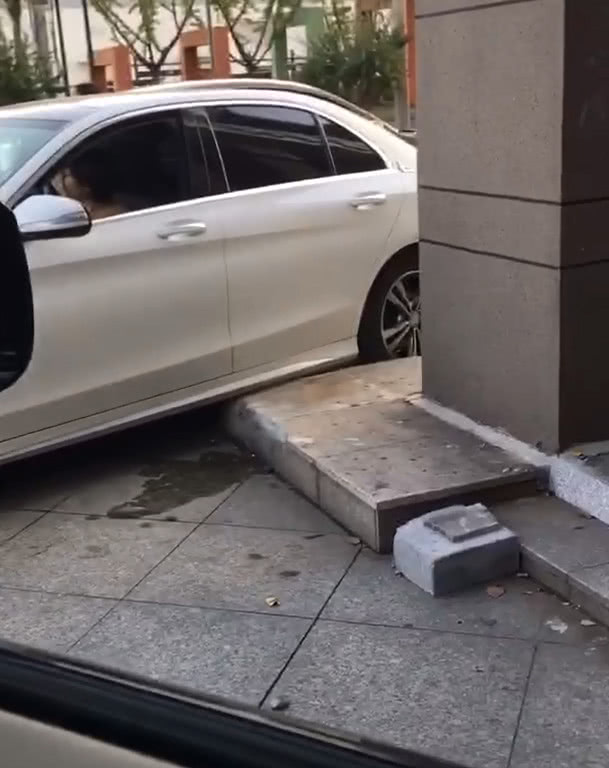 奔驰C200L从小区开出,三秒后剐蹭底盘,车主是