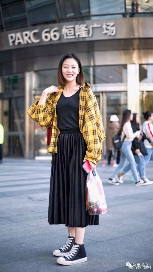 图片来源:济南街拍.春天,格子可以如此美丽.