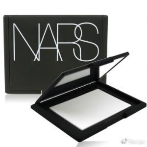 夏季防晒霜的最佳搭档--蜜粉饼，上完防晒出门前用粉压一下