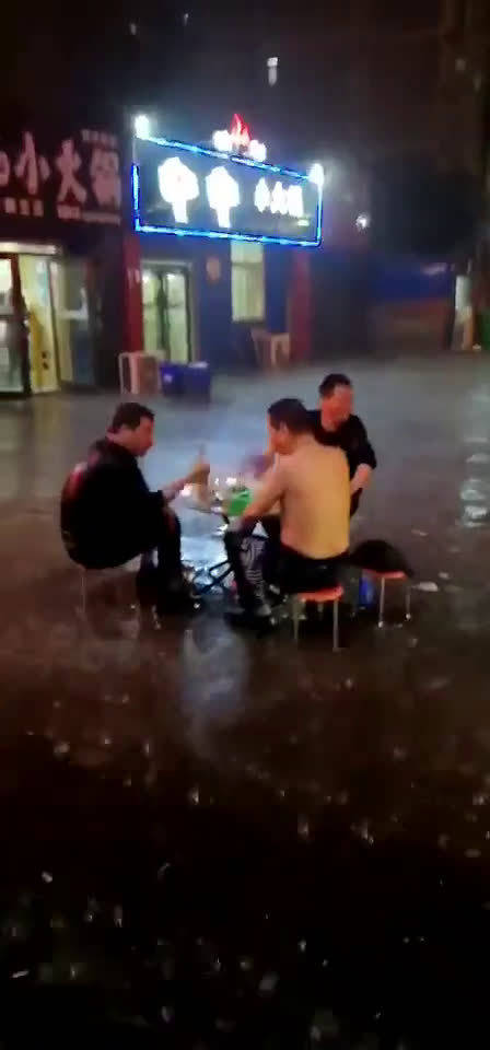 这三个哥们是怎么做到这种下雨天还在外面喝酒的?