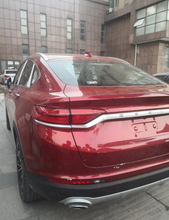吉利轿跑SUV再次现身,红色实车质感不俗,配沃尔沃2.0T发动机