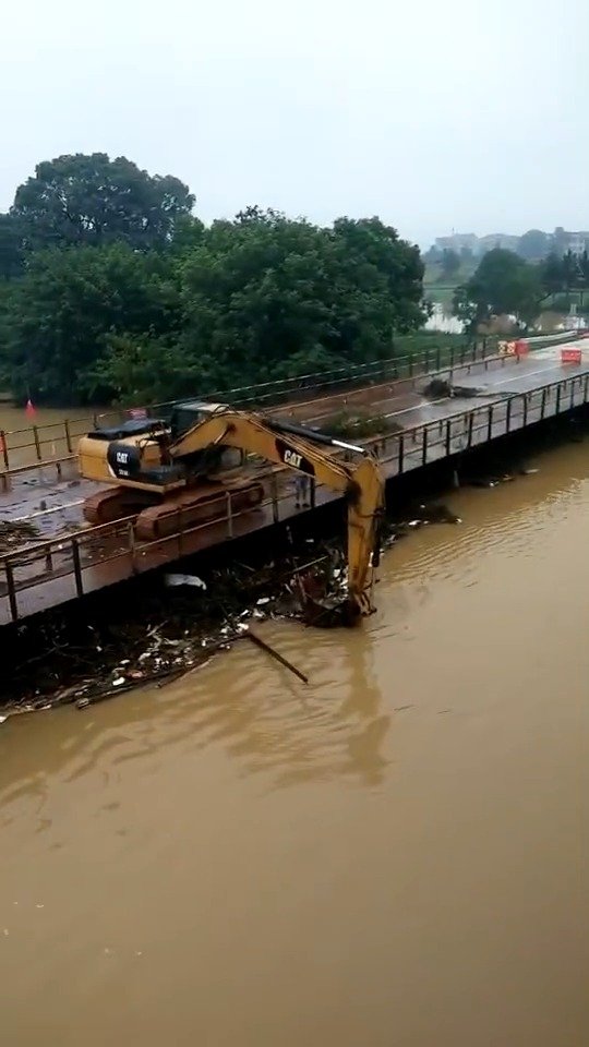 青原区值夏临时搭建的钢便桥已退水1m左右，快看看这些垃圾！