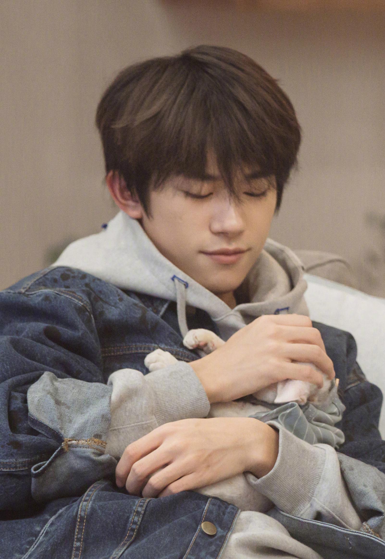 千玺@tfboys-易烊千玺 即将开麦,梨涡徜徉,陷落温柔,治愈的笑容