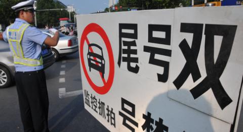 新一代电动小车欧拉R1无惧限行助力环保，打赢蓝天保卫战！