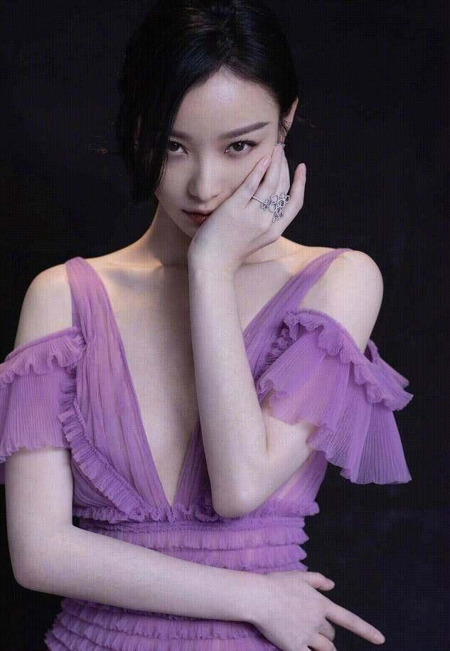 倪妮大秀深v礼裙,那个港风少女,如此衣着大秀好身材
