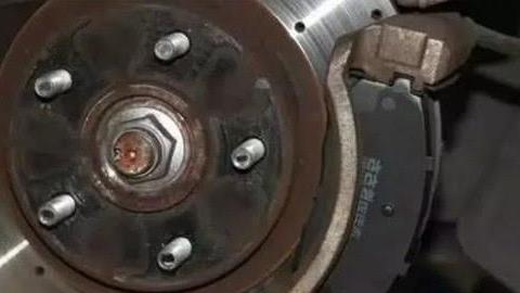 保养汽车别傻傻只知道换机油，要多保养这4处，多开五年没问题