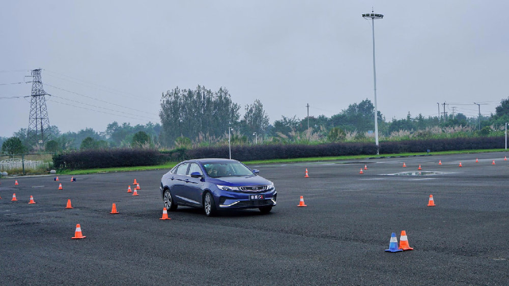 帝豪/帝豪GL围攻桑塔纳， “新国民家轿”已然抢班夺权？