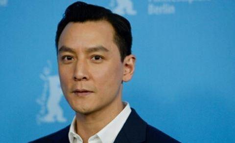 吴彦祖逛车展，怒斥摄影师狂拍车模隐私部位