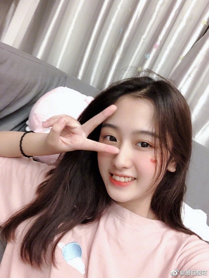 她叫严智超 00年,2019年表演艺考生,身高165cm,双子座