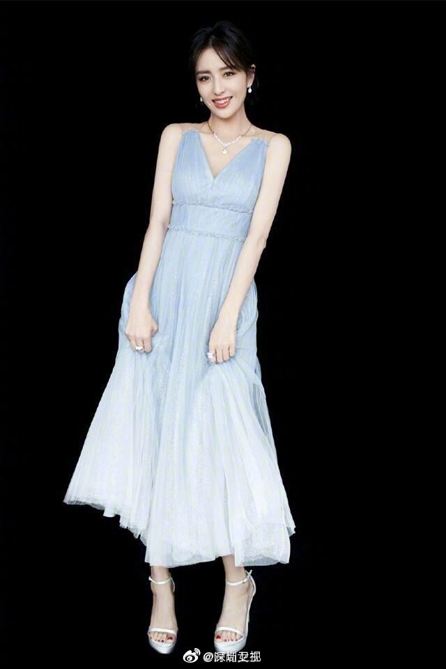 蓝色连衣裙给你一整个夏天的清凉感，是各路女星的心头爱