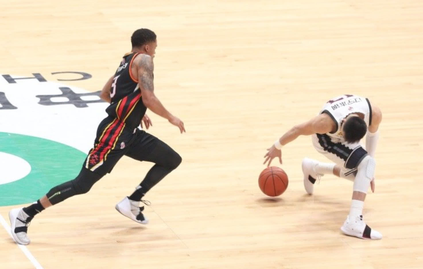 细节:郭艾伦神级抢断 扣篮,在那一刻真把自己当威少了