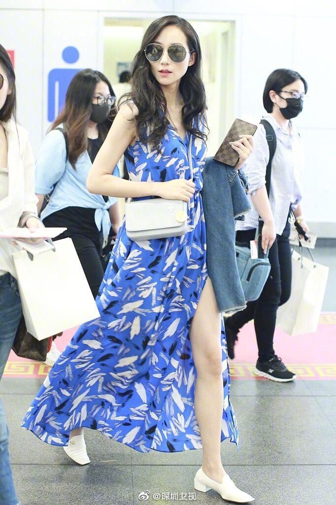 蓝色连衣裙给你一整个夏天的清凉感，是各路女星的心头爱