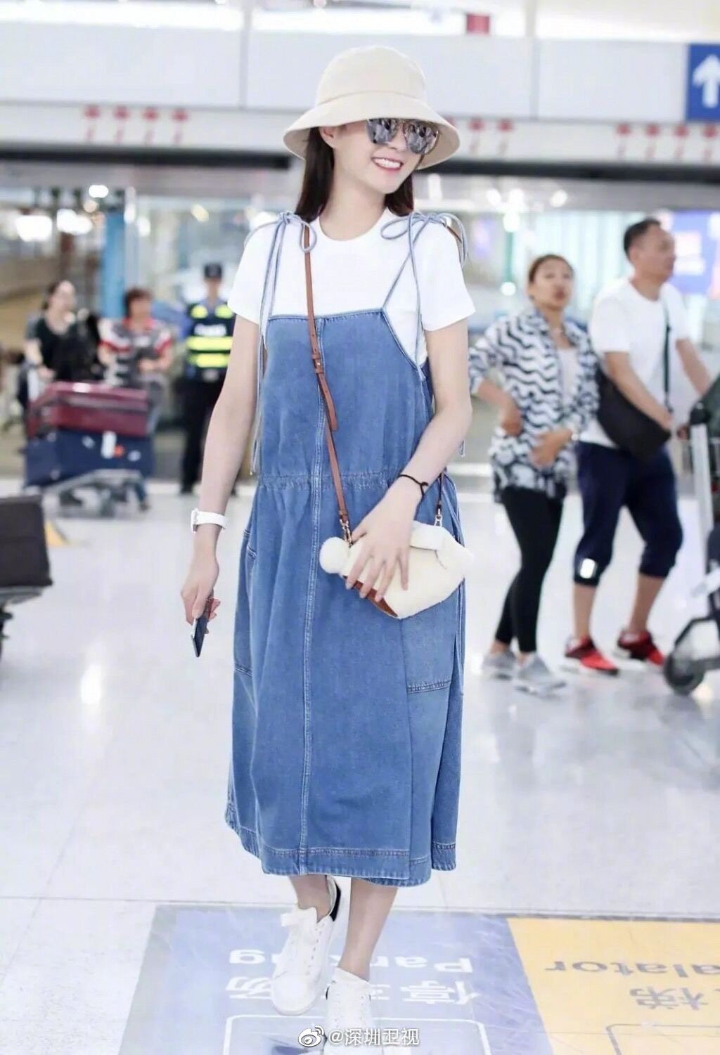 蓝色连衣裙给你一整个夏天的清凉感，是各路女星的心头爱