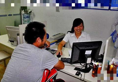 汽车在4S店做保养时，还在休息室玩手机？小心你车坏得更快！