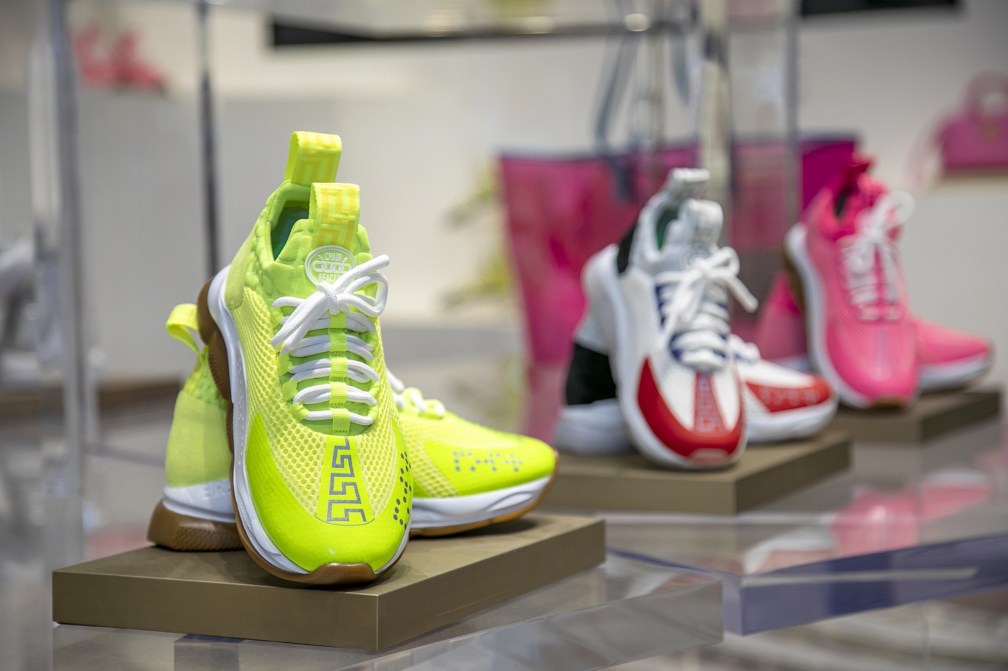 在之前我们报道过的 Versace Chain Reaction 系列最新推出CROSS CHAI