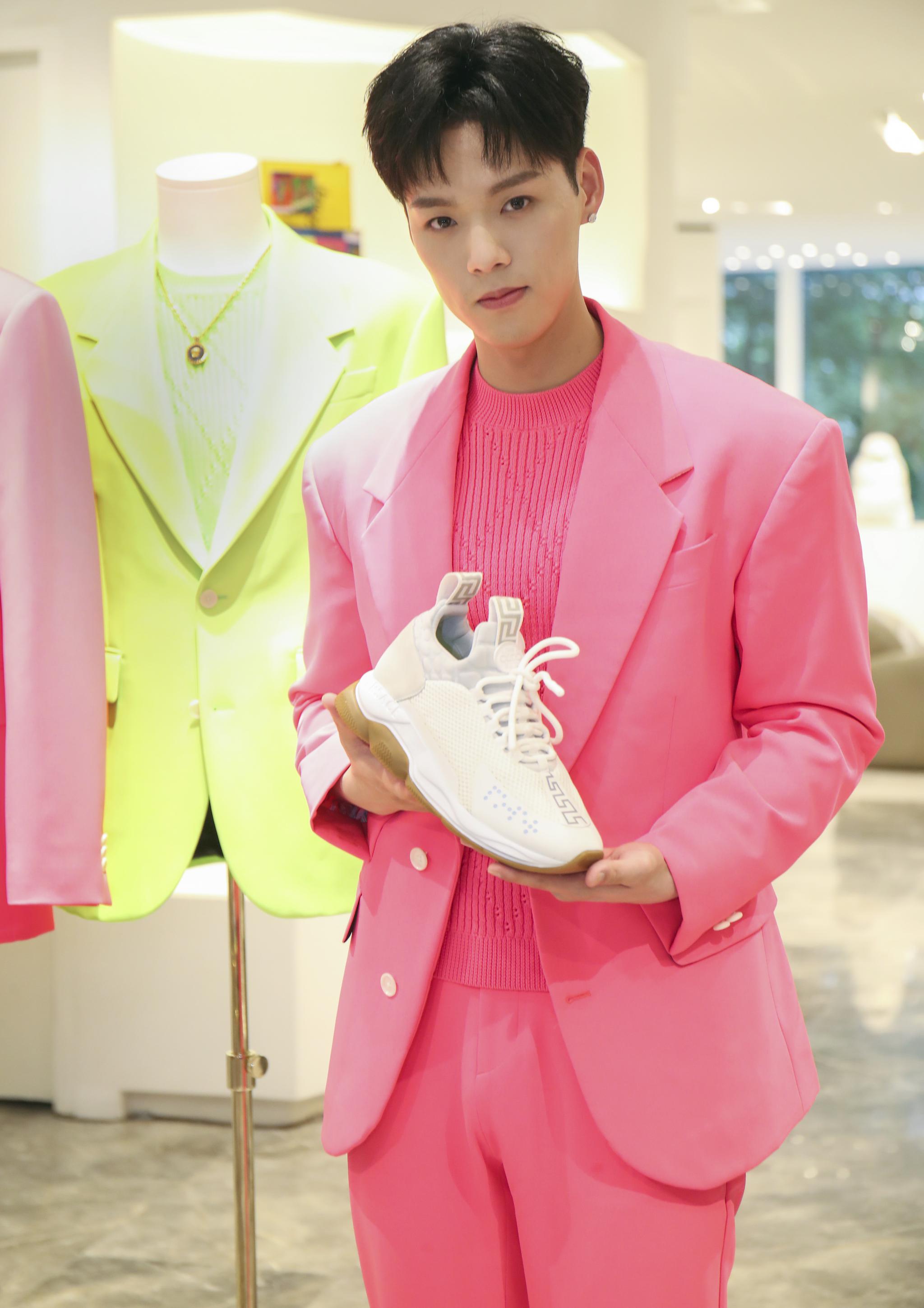 在之前我们报道过的 Versace Chain Reaction 系列最新推出CROSS CHAI