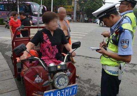 电动车上牌了还被罚？看到车牌网友笑了：罚的就是你