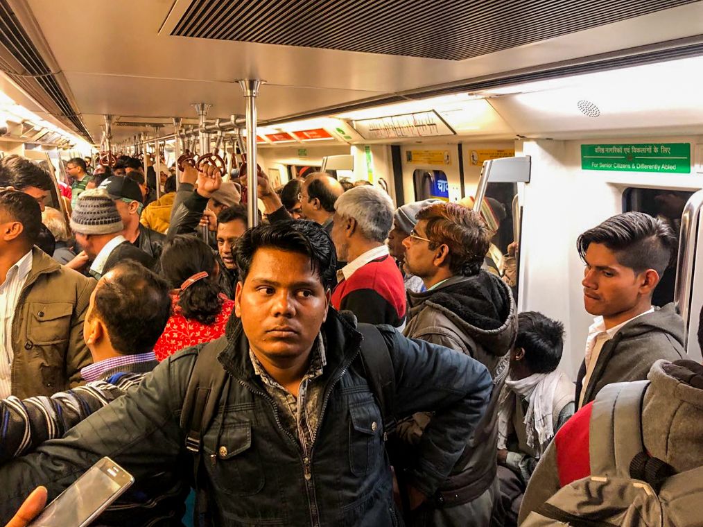 印度实拍:为了保护女性,地铁还有不许男性上的女性专用车厢