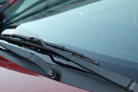 雨刮器总吱吱响还刮不干净？老司机教你一招，不用花大钱就能解决