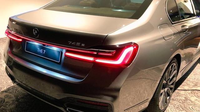 新一代7系亮相，鼻孔越改越大,网友：再改下去就没脸了