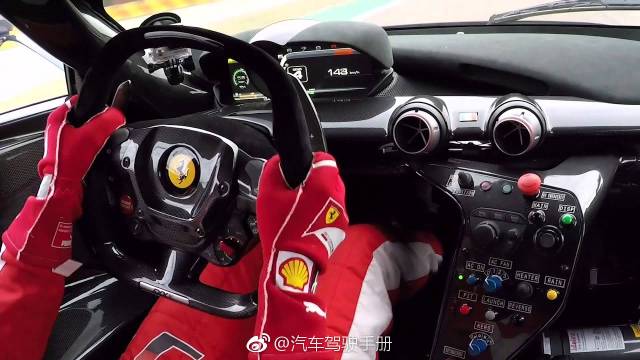 Vettel驾驶Hyper级跑车法拉利 体验先进车体设计及高超引擎技术