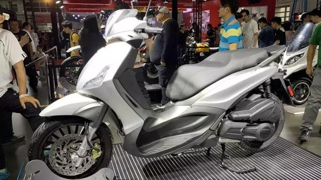300cc的欧系踏板比亚乔BEVERLY S 300亮相，预计年底上市