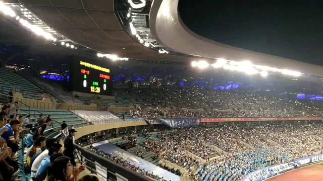 昨晚42998名球迷到场，观看大连一方和北京中赫国安的主场比赛