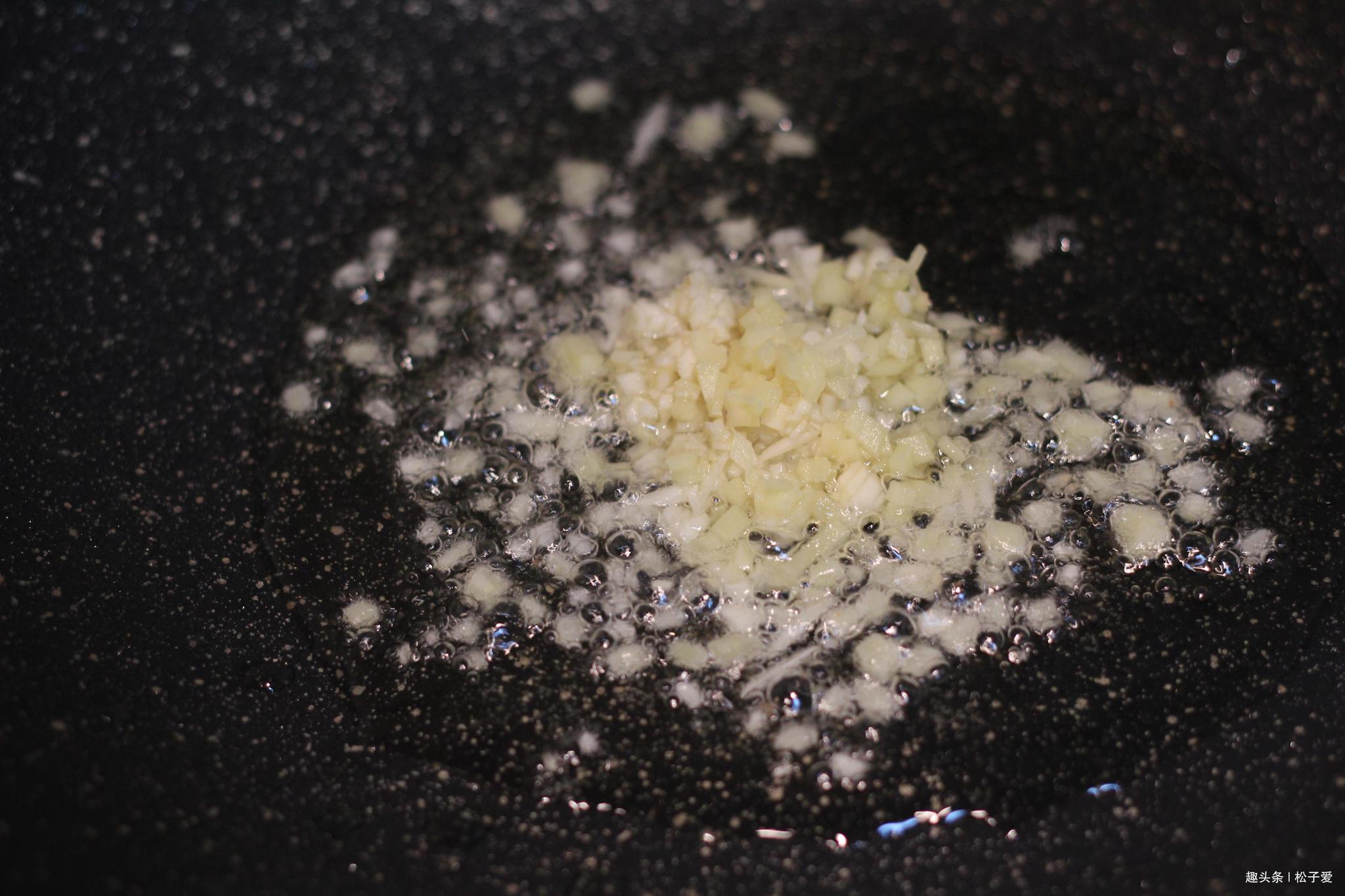 喂,动物协幺幺零?这里有一群蚂蚁奇瑞了,快来管管上树eq和小蚂蚁v动物图片