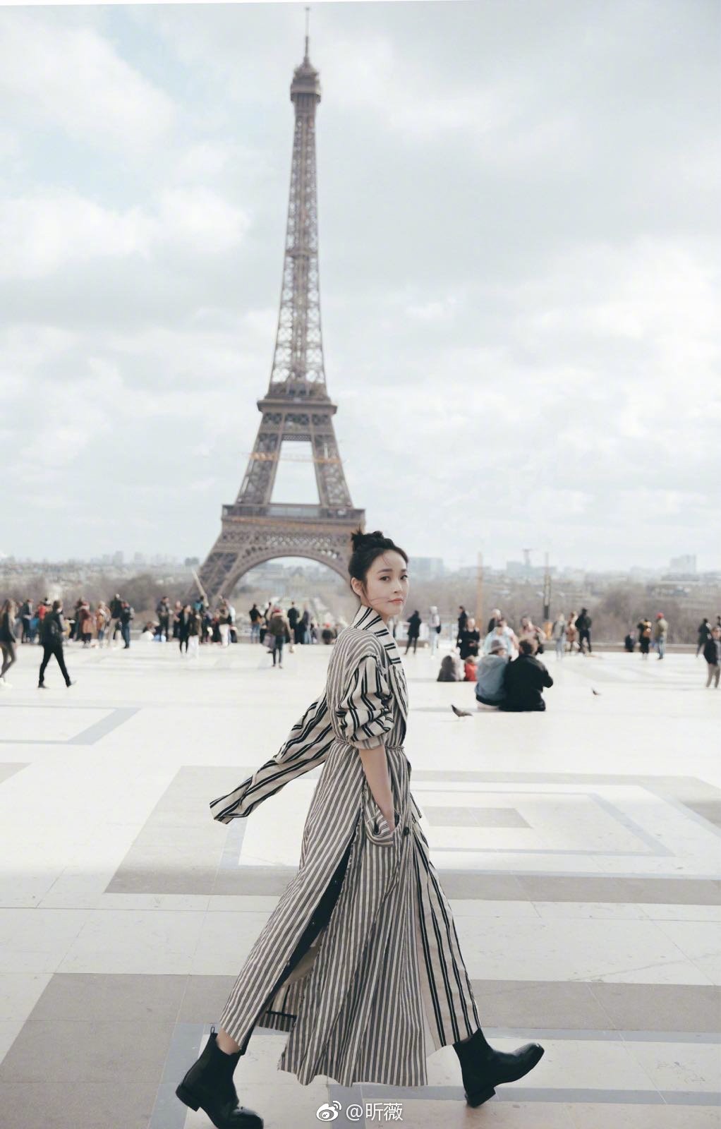 一身黑色连衣裙出席秀场，简约优雅造型尽显端庄雅致