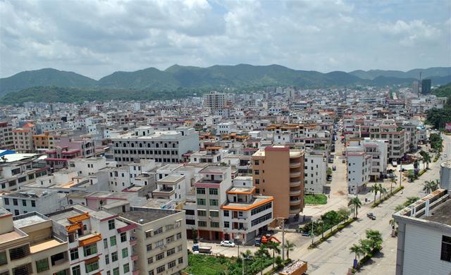 广东云浮郁南县的镇,是全国重点镇,拥有光二大屋景区
