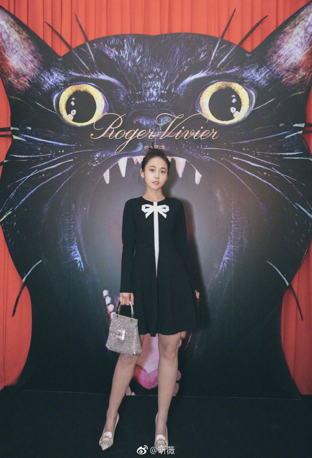 一身黑色连衣裙出席秀场，简约优雅造型尽显端庄雅致