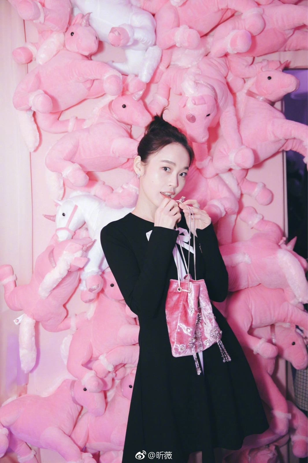 一身黑色连衣裙出席秀场，简约优雅造型尽显端庄雅致