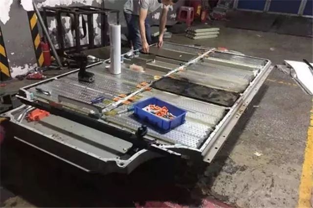 中国最牛汽车城拆迁:20万一台路虎,宝马奔驰发动机论斤卖