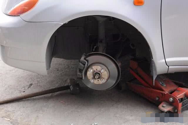 前后轮胎能不能换着用？开了这些年，却连这些常识都不知道