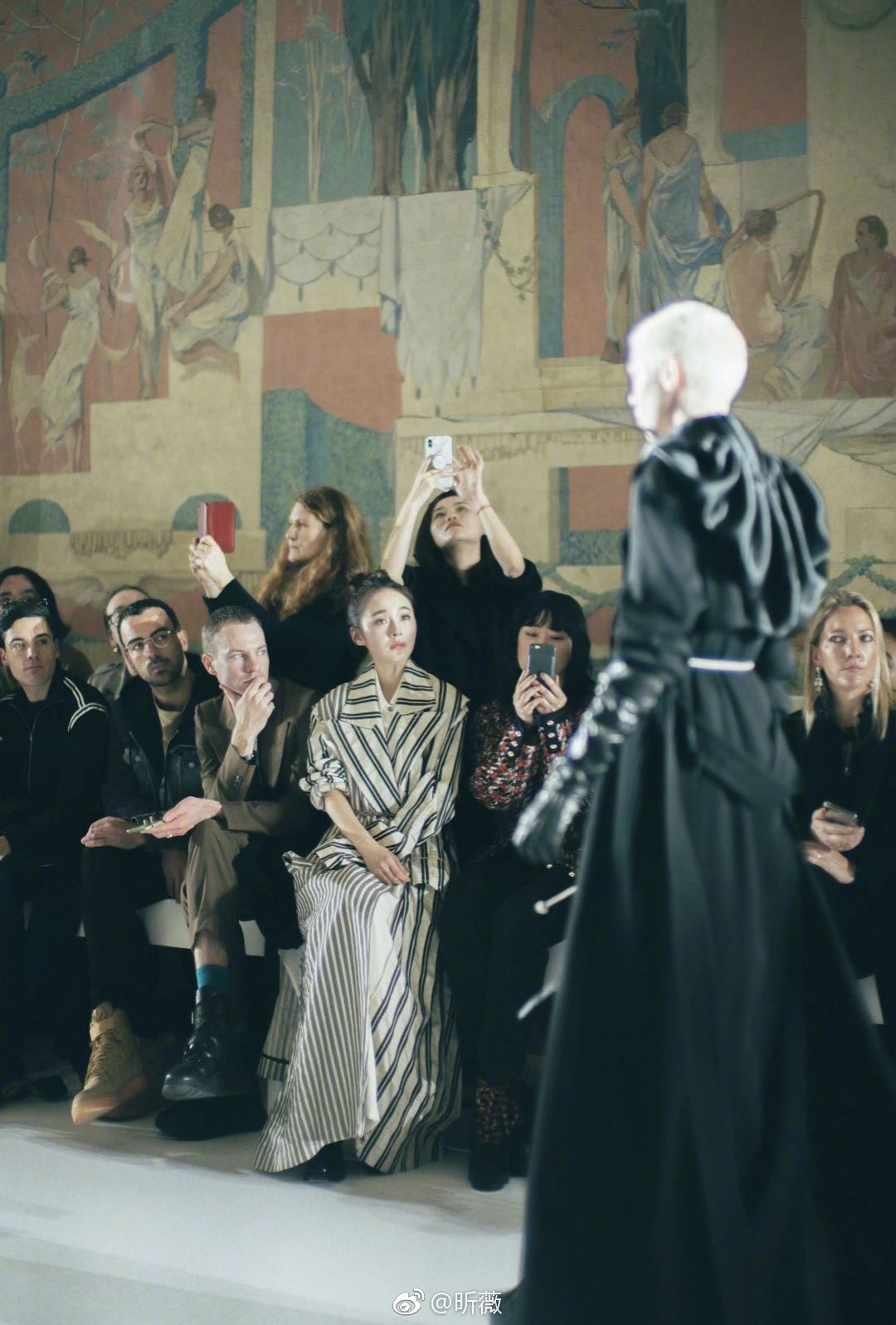 一身黑色连衣裙出席秀场，简约优雅造型尽显端庄雅致