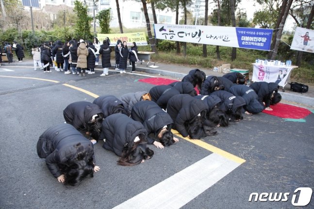 今天韩国高考,不少高中的学生们给高三前辈们行大礼